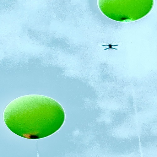 Aufnahme von Luftballons neben einer Drohne